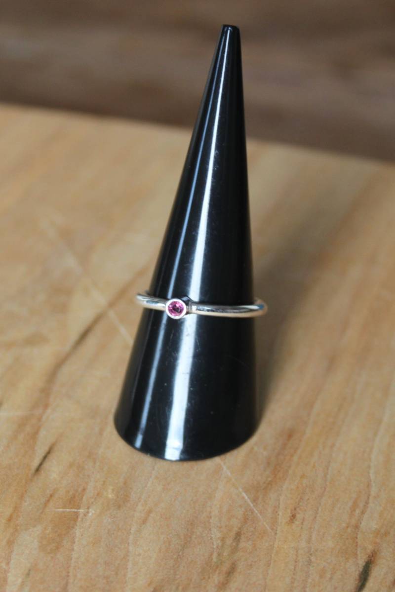 Rote Rubin Sterling Silber Ring. Alternative Verlobungsring, Solitär-Ring. Uk Größe O+ von JewellerybyJodyCraft
