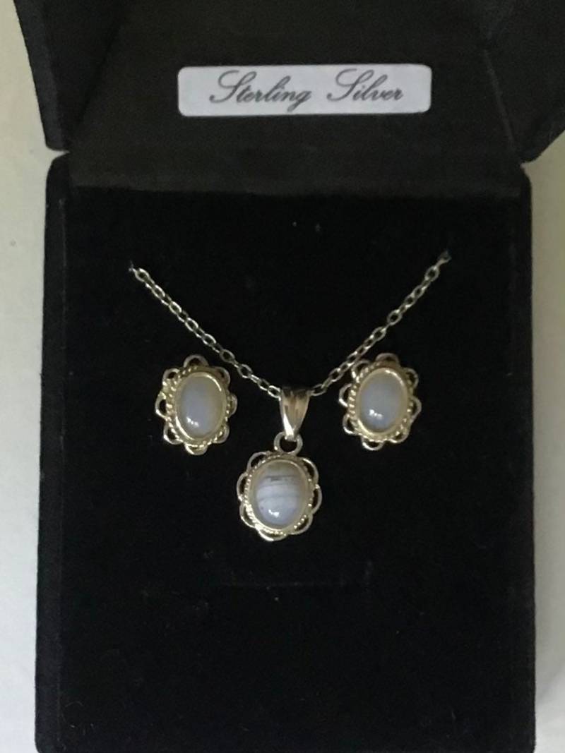 Blauer Spitzen Achat Und Silber Anhänger Ohrstecker Set Blauer Spitzen Achat Und Silber Anhänger Ohrstecker Set von JewellerybyMollique