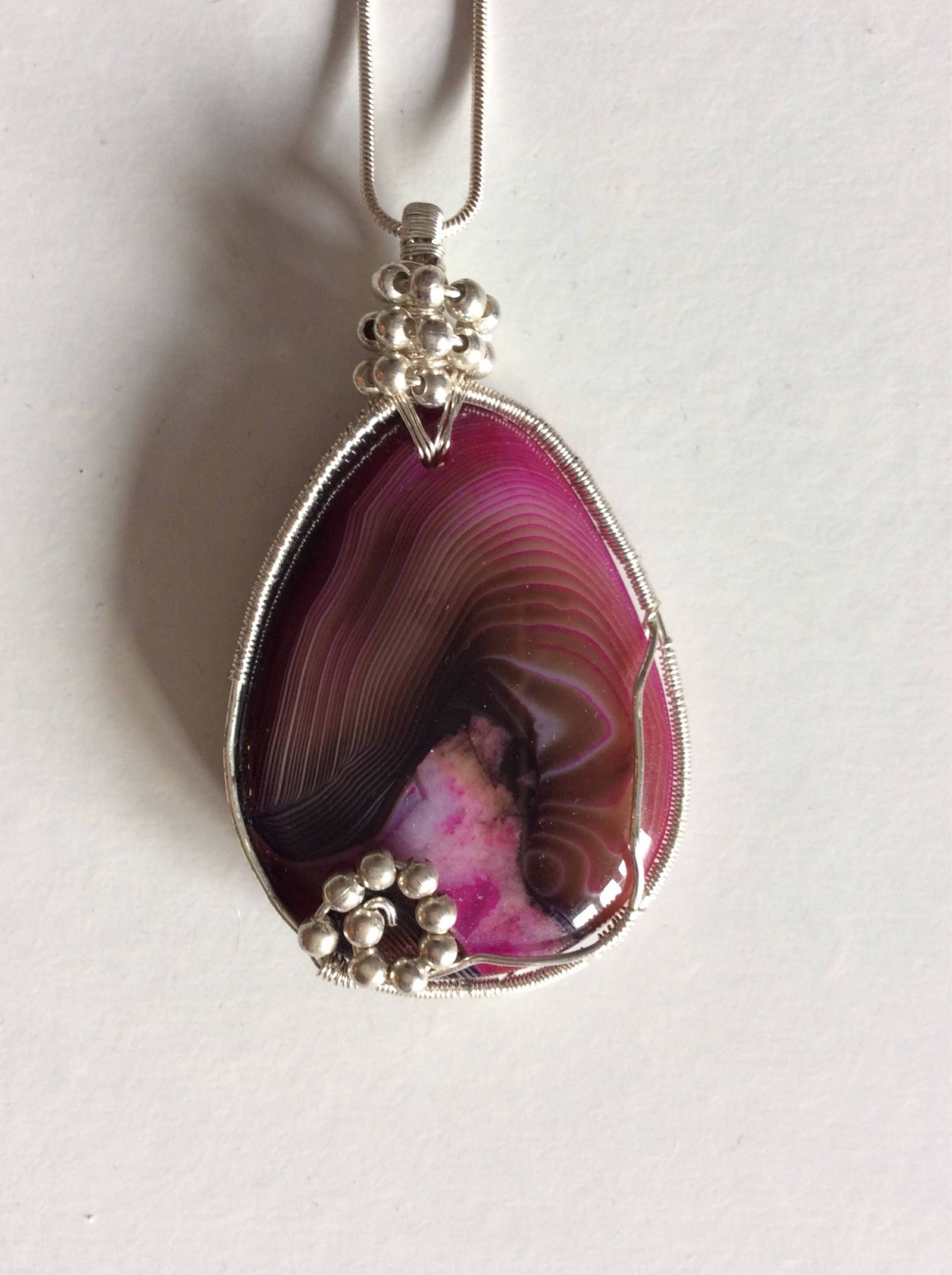 Lila Gebänderter Achat Mit Drahtarbeit Silber Anhänger von JewellerybyMollique