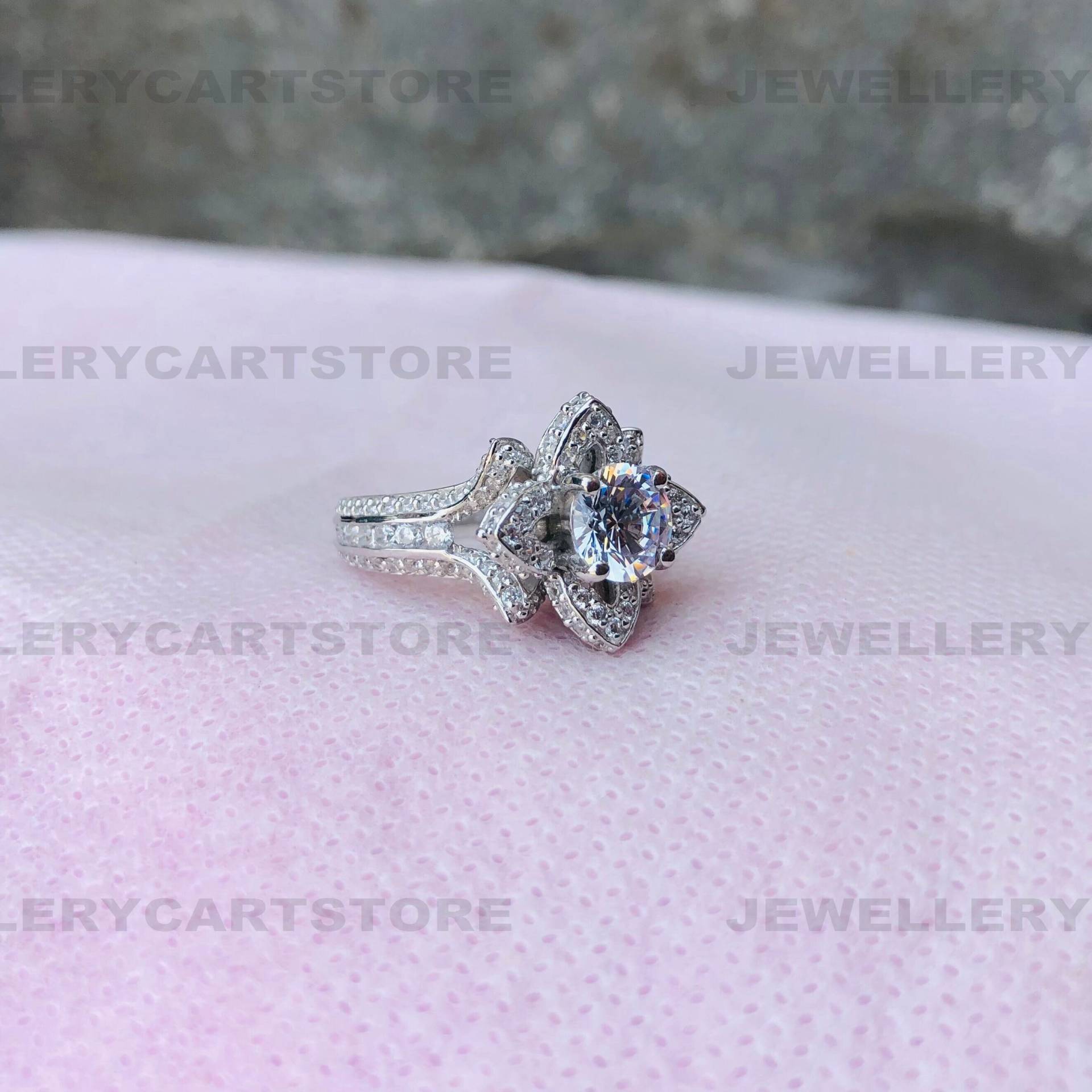 Weißer Rundschliff Diamant Ring, Verlobungsring, Channel Set Massiver 925 Sterling Silber Ehering, 2027 von JewellerycartStore
