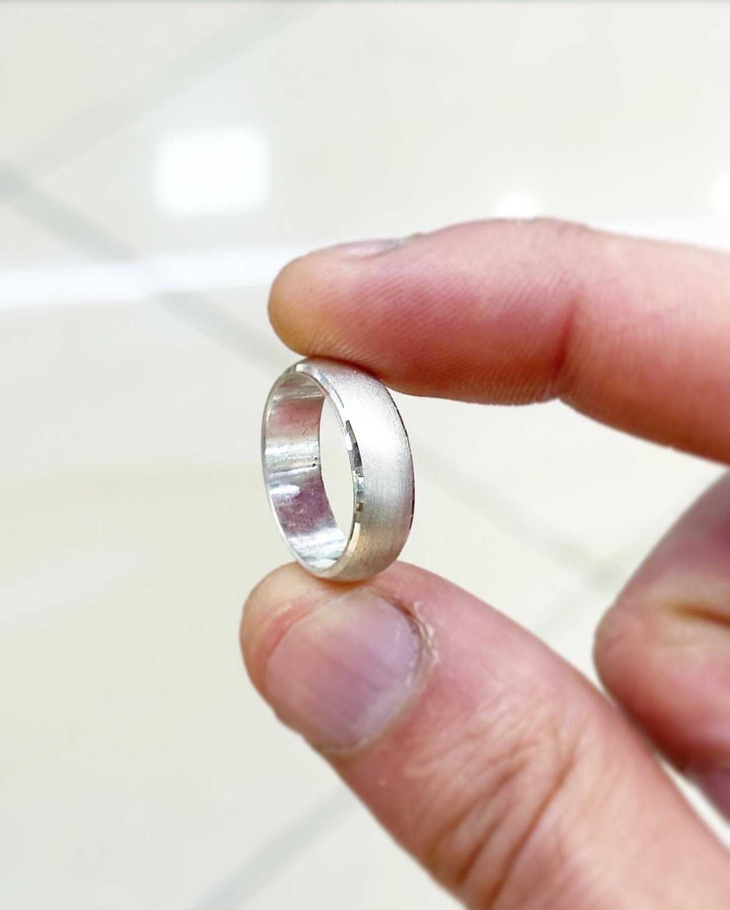 Benutzerdefinierte Hand Gemacht Solide 925 Sterling Silber Ring Band 6 Mm Diamantschliff Satin Design Hochzeit Gebogen D-Form-Ring-Design Benutzerdefinierte Hand Gemacht Solide 925 Sterling Silber Ring Band 6 Mm Diamantschliff Satin Design Hochzeit Gebogen D-Form-Ring-Design von JewelleryworkshopGB