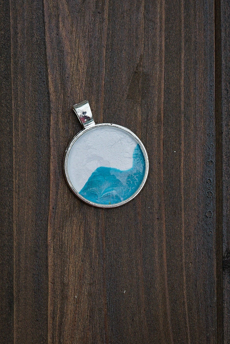 Blue Cold Icy Mountains - Silberfarbener Acrylpouring Schmuckanhänger von JewelliAcrylDesign
