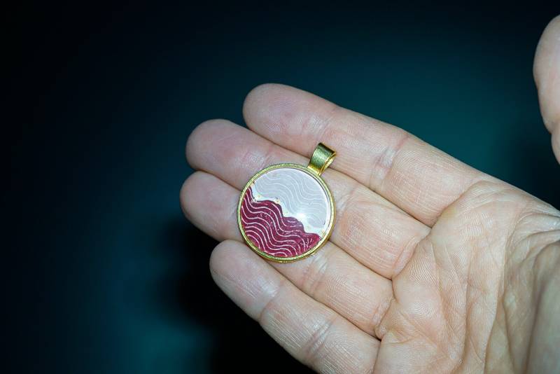 Ruhige See - Handgemalter Anhänger in Goldener Fassung Acrylzeichnung Individueller Schmuckanhänger Rot Und Rosa von JewelliAcrylDesign