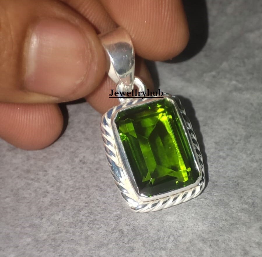 Natürlicher Zertifizierter Grüner Peridot Anhänger/Locket Edelstein in Sterling Silber 925 Handgemachter Für Männer Frauen von JewellryHub