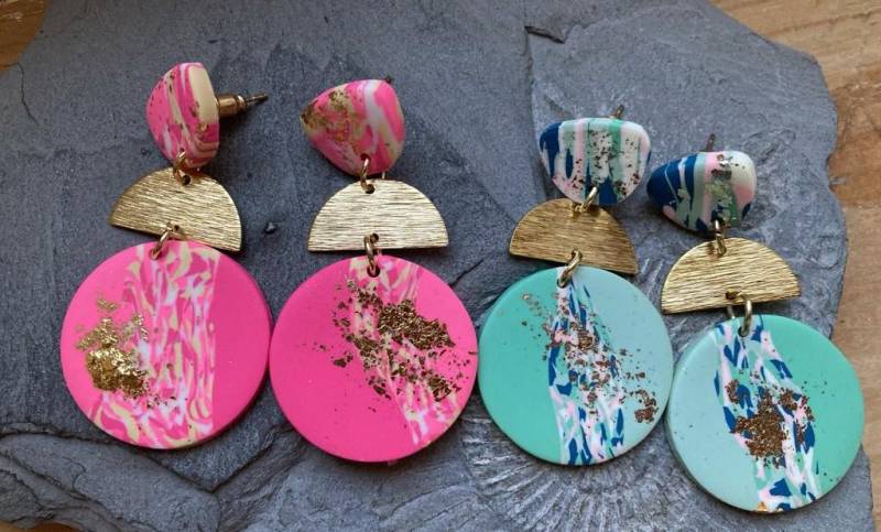 Pink/Türkis Ohrringe Statemant Acryl Ohrhänger Mit Goldverzierung Pink/Türkis Ohrringe Statemant Acryl Ohrhänger Mit Goldverzierung von Jewellryandvintage
