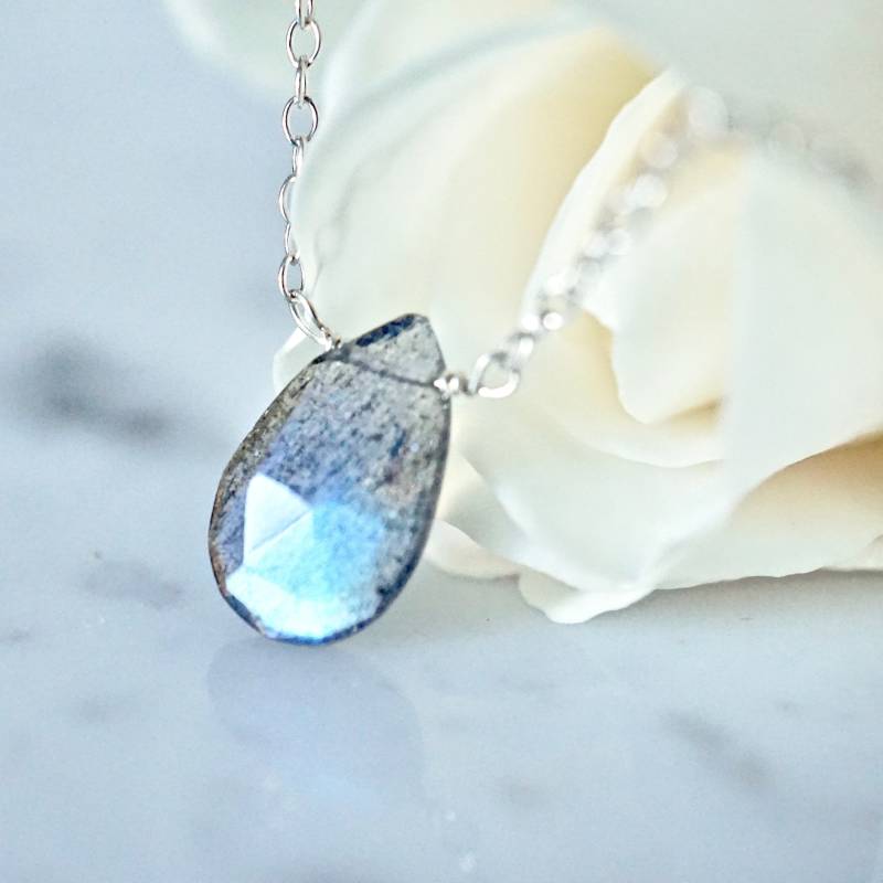 Labradorit Tropfen Anhänger Halskette Sterling Silber Oder Gold Filled von Jewelluxe