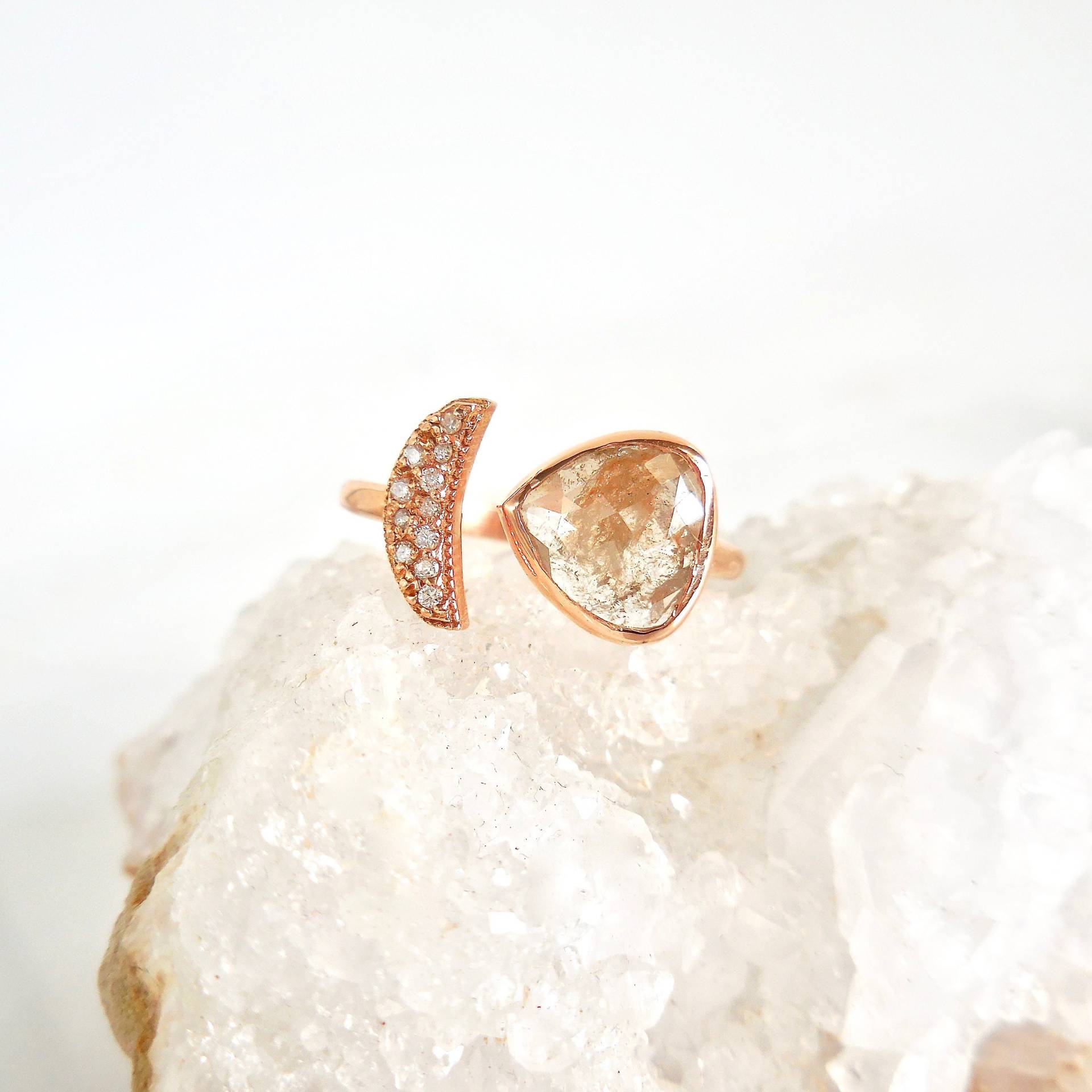 Pfirsich Rose Cut Diamant Mond Manschettenring, 14K Gold von Jewelluxe