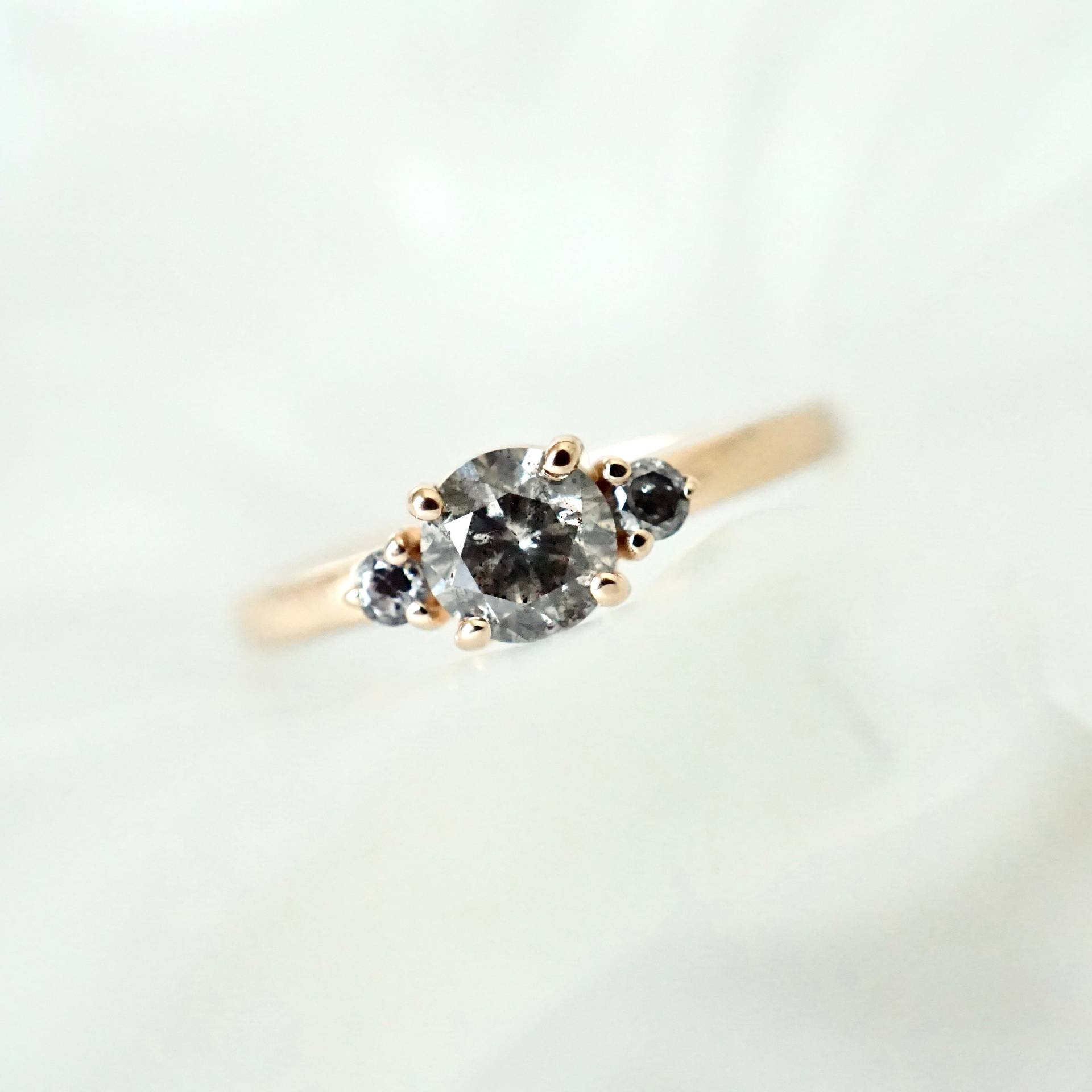 Salz Und Pfeffer Diamant Verlobungsring 14K Rose Gold Drei-stein-Ring von Jewelluxe