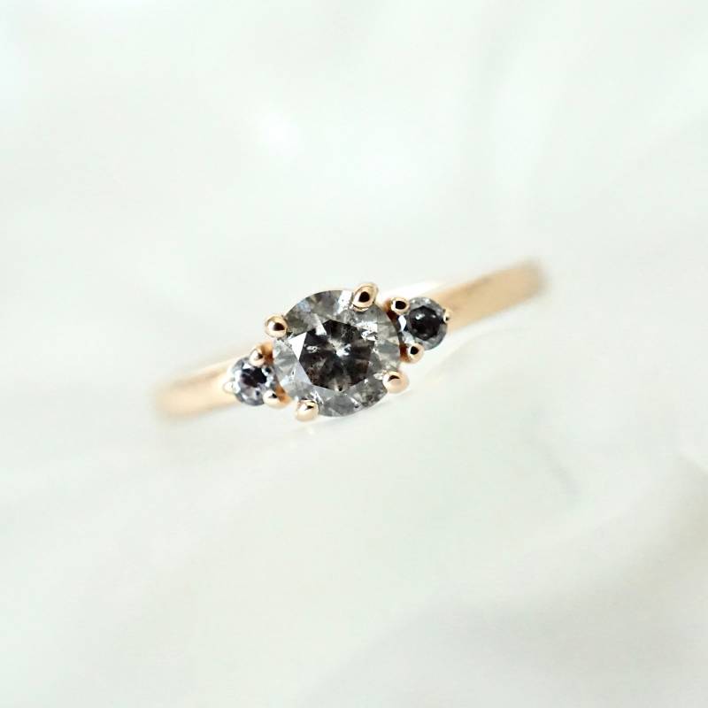 Salz Und Pfeffer Diamant Verlobungsring 14K Rose Gold Drei-stein-Ring von Jewelluxe