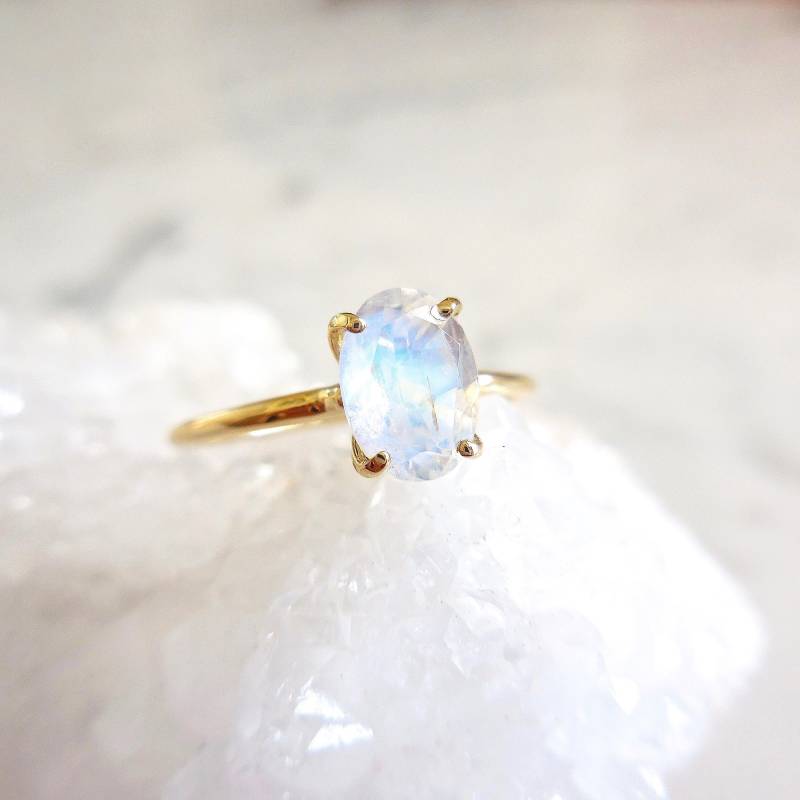 Zarter Ovaler Mondsteinring 14K Gold Juni Geburtsstein von Jewelluxe