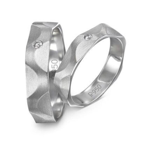 Matte Finish Platinum Love Bands Mit Moderner Textur Und Einzelnem Diamanten Jl Pt 419 von Jewelove