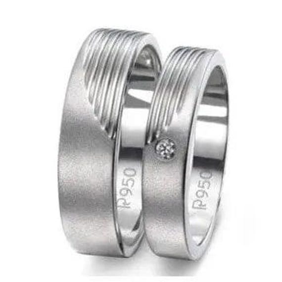 Matte Finish Platinum Love Bands Mit Parallelen Linien Jl Pt 421 von Jewelove