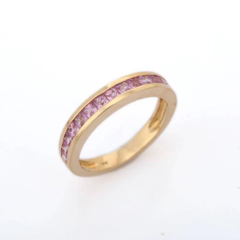 Echtes Rosa Saphir Band, Micro Pave Hochzeitsband, 14K Gelbgold Stapelbarer Ring, Princess Cut Hellrosa von Jewelovershop