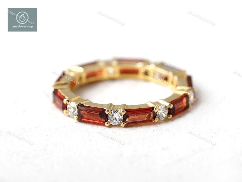 Einzigartiges Granat Hochzeitsband, 4x2mm Baguette Form Ehering, 14K Massive Rosegold, Verlobung Stapeln Passende Band, Januar Geburtsstein von Jewelovershop