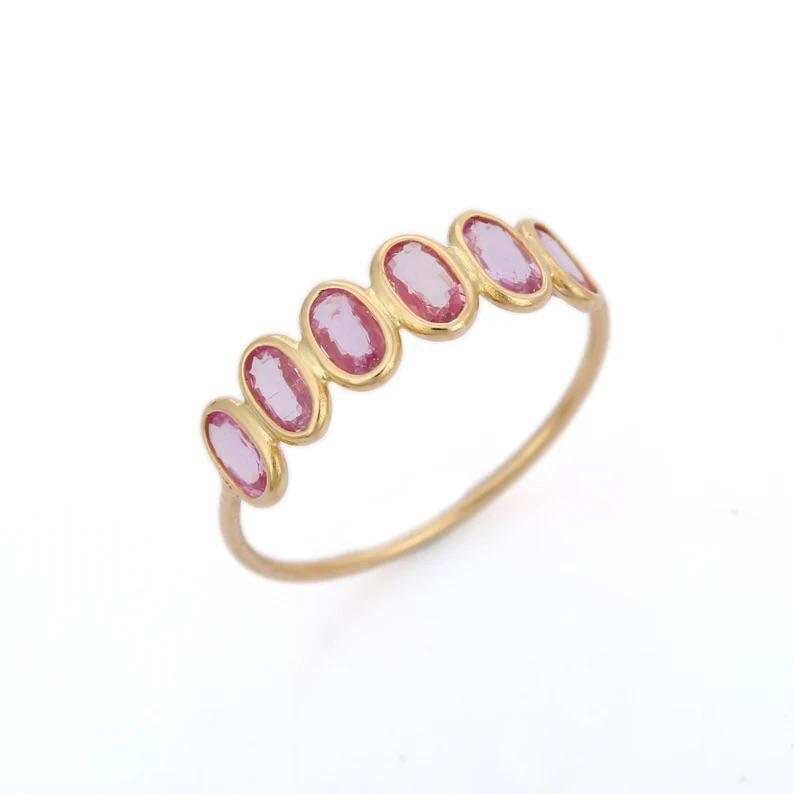 Farbverlaufsrosa Saphir Zierliche Ring, Natürliches Rosa Halb Eternity Band, Solides 14K Gold Ehering, Stapelring, Passendes Band von Jewelovershop