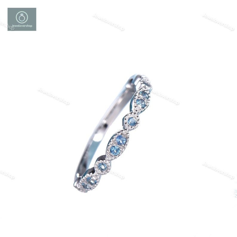 London Blue Topaz Hochzeitsband, Rundschliff Gelbgold Jubiläumsring, Versprechensring, Einzigartiges Stapelband, Halbe Ewigkeit Band, Geschenk Für von Jewelovershop