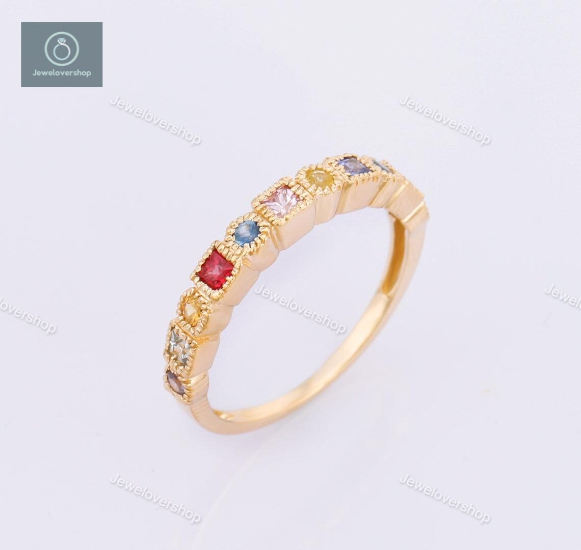 Regenbogen Edelstein Ring, Natürliche Multi Saphir Band, 14K Solid Gold Stapel Ewigkeit Band Multifarbige Jahrestag Ring von Jewelovershop