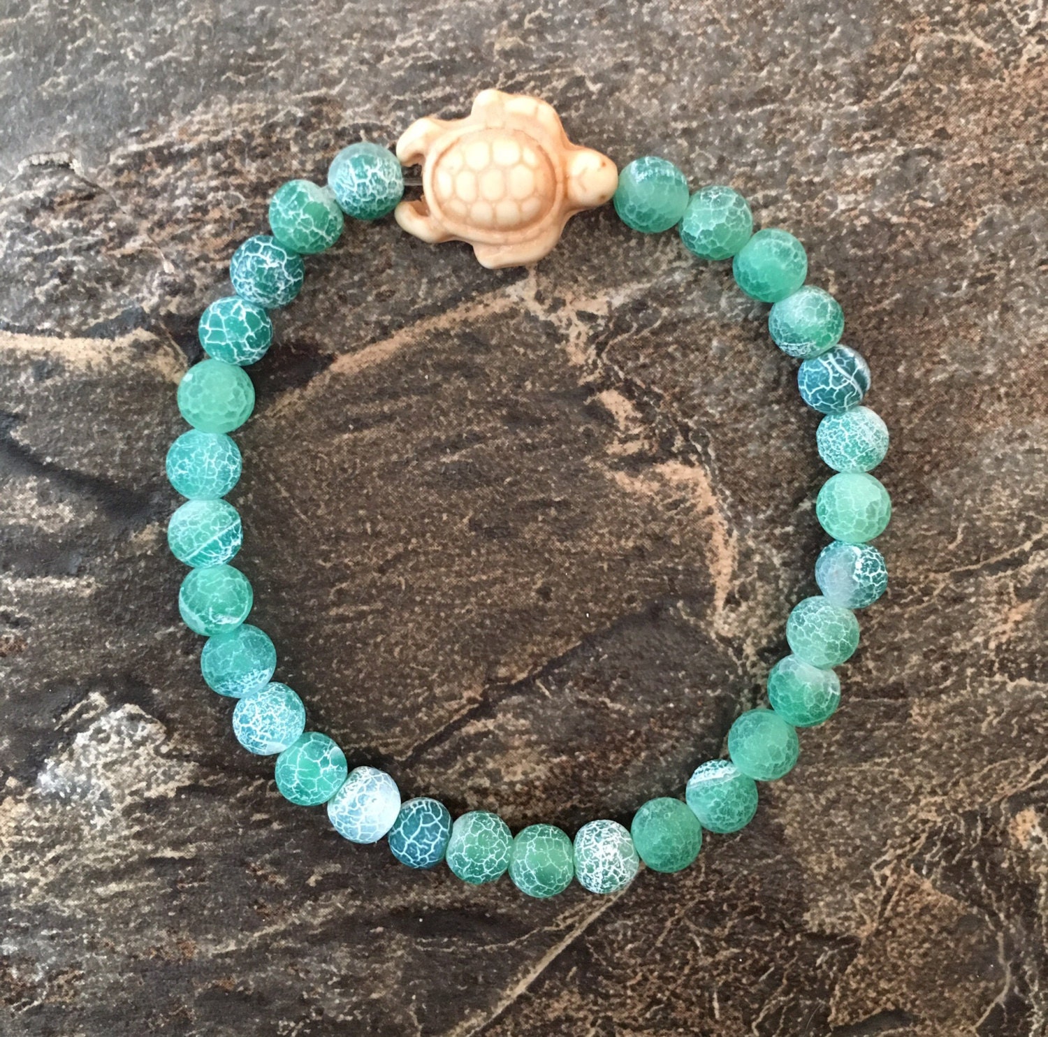 Gefrostete Grüne Achat-Meeresschildkröte Armband Gefrostete Grüne Achat-Meeresschildkröte Armband von JewelrSea