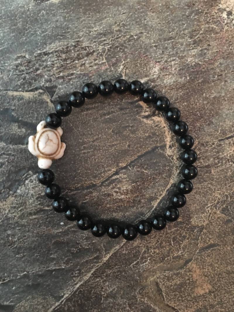 Schwarzes Armband Mit Weißer Meeresschildkröte Schwarzes Armband Mit Weißer Meeresschildkröte von JewelrSea