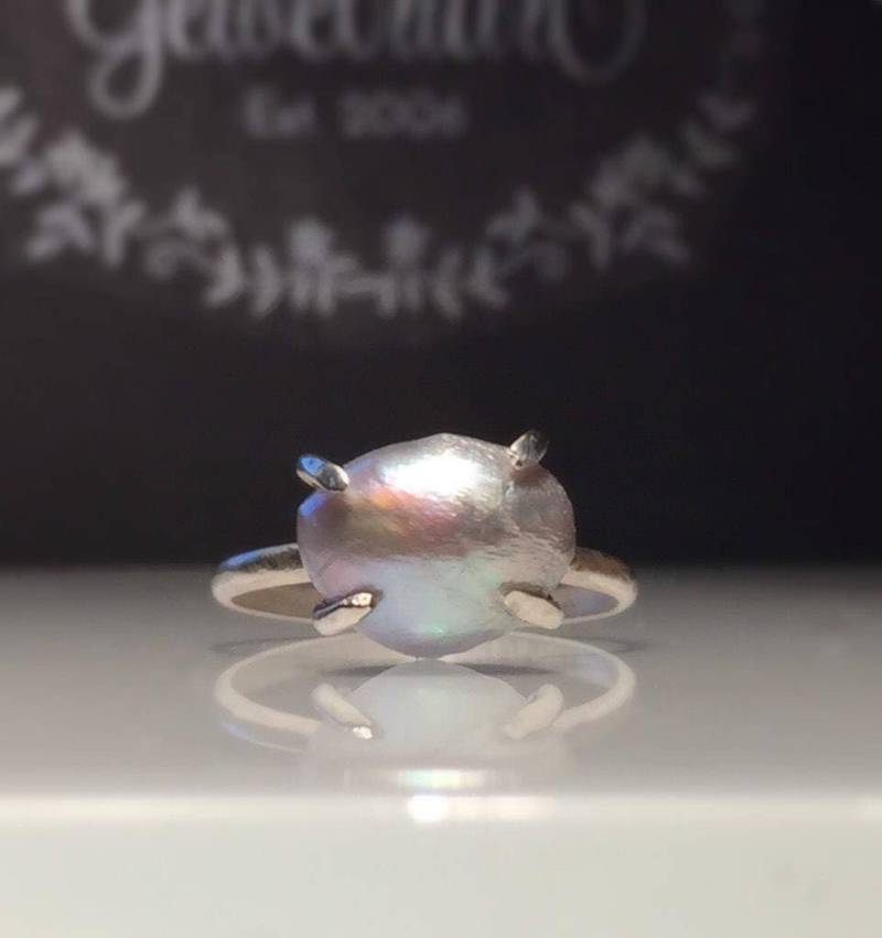 Grauer Perlenring/Solitare Moderner Silberperlenring Handgefertigter Zierlicher Juni Geburtsstein Freies Us-Schiff von Jewelriart