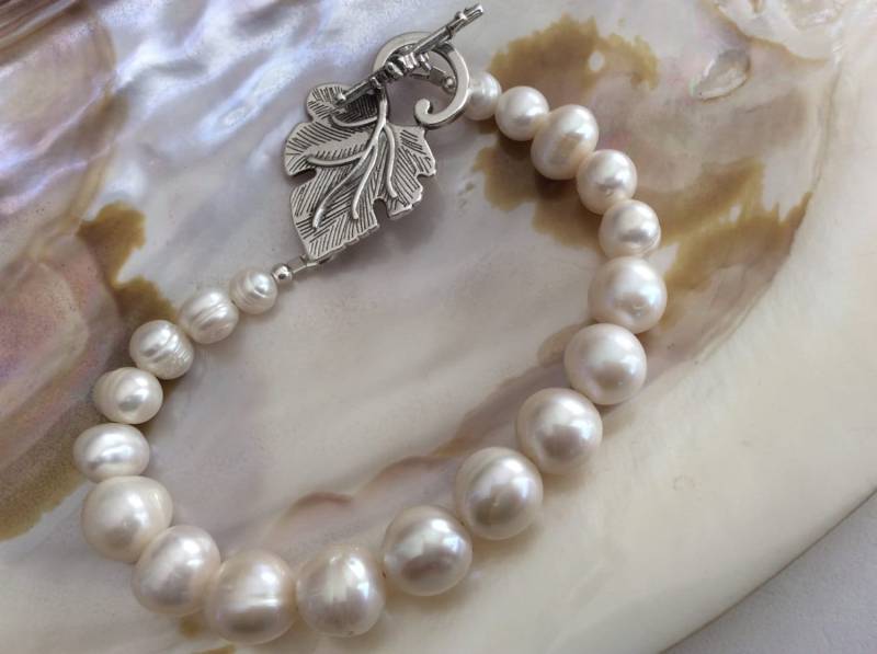 Handgemachtes Abgestuftes Süsswasserperlen Armband Chunky White Pearls von Jewelriart