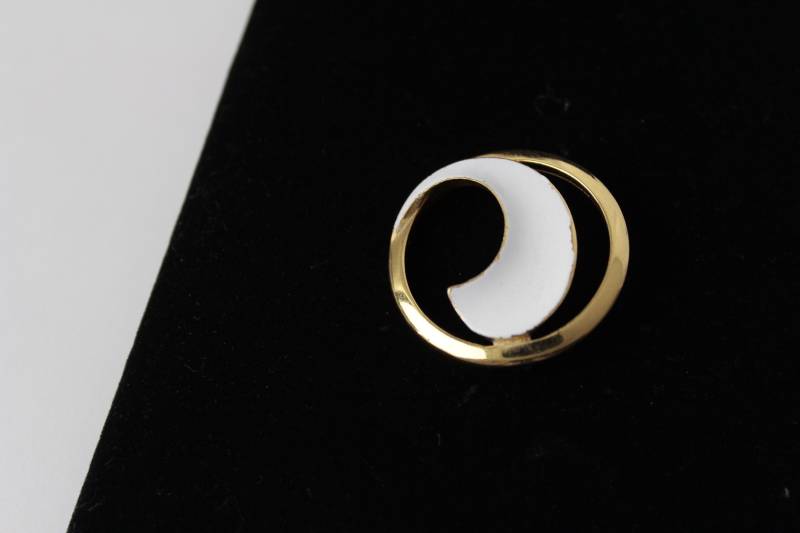 1960S Crown Trifari Goldfarbene Weiße Emaillierte Runde Brosche # von Jewelrin