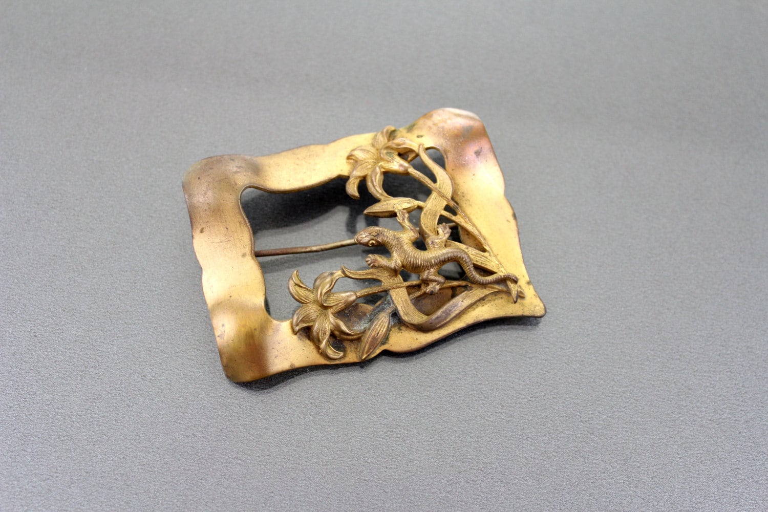 Antik Messingfarbene Jugendstil Brosche Eidechse & Blumen von Jewelrin