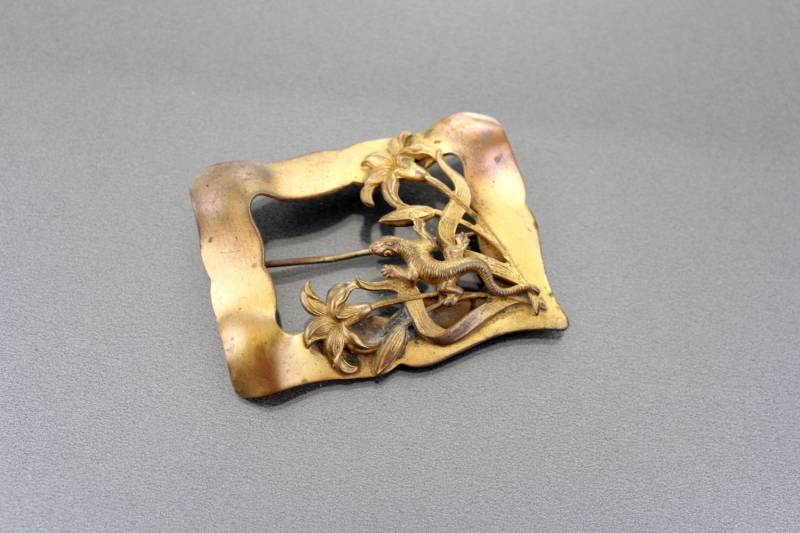 Antik Messingfarbene Jugendstil Brosche Eidechse & Blumen von Jewelrin