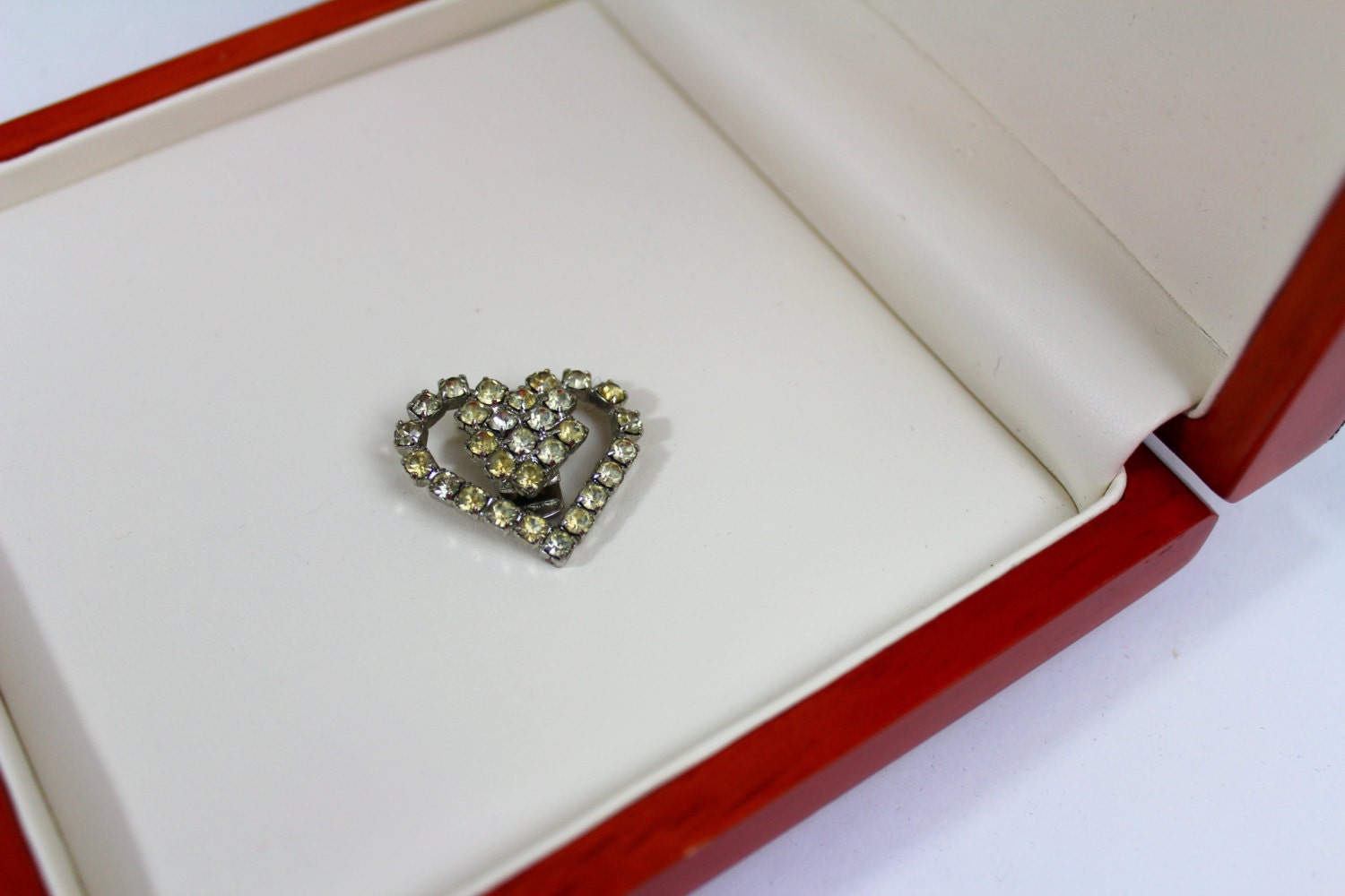 Bluette Made in France Herz Schuh Clip/Schal Kleid #2403 von Jewelrin