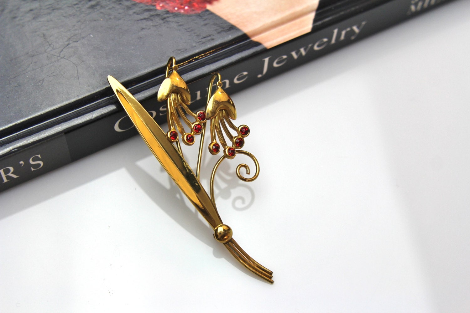 Goldfarbene Blume Brosche Mit Roten Strasssteinen #572 von Jewelrin