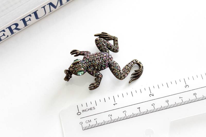 Kirks Folly Frosch Brosche Mit Swarovski Strasssteinen # 2458 von Jewelrin