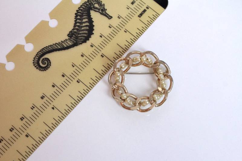 Seltene 1950Er Jahre Signierte Barclay Jewerly Circle Kranz Brosche Mit Kunstperlen #1660 von Jewelrin