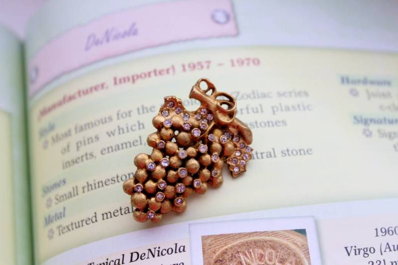 Signiert De Nicola Brushed Gold Strass Grape Cluster Pin/Brosche #240 von Jewelrin