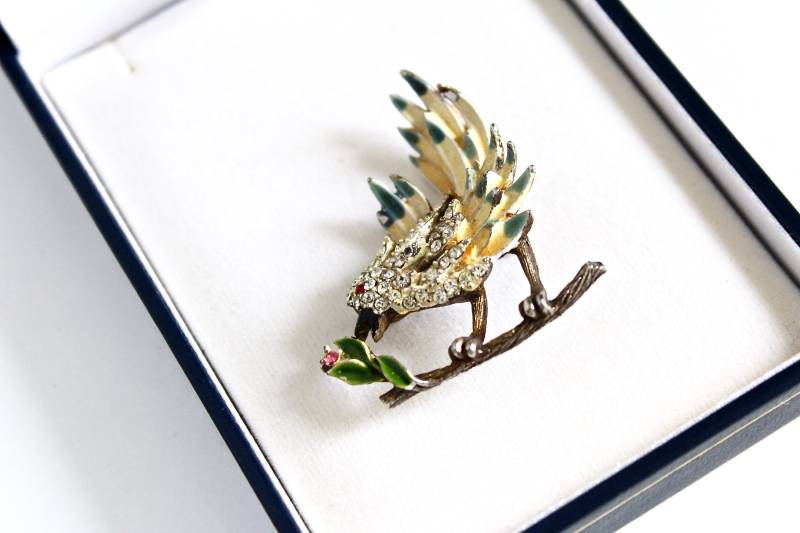 Signiert Kramer Vogel Kleine Brosche Strass Emailliert Gelb Grün Feder # 2257 Signiert Kramer Vogel Kleine Brosche Strass Emailliert Gelb Grün Feder # 2257 von Jewelrin