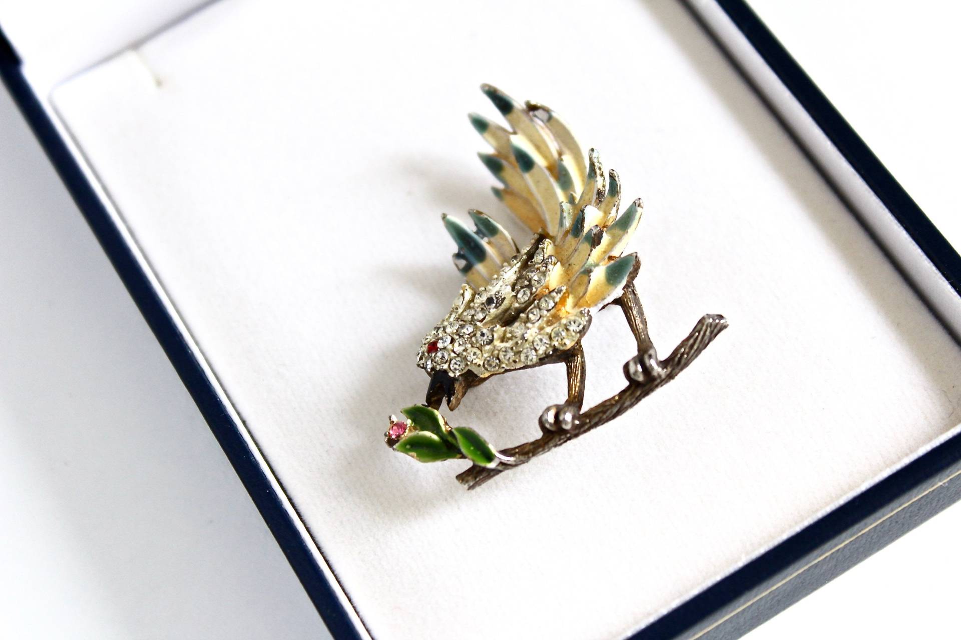 Signiert Kramer Vogel Kleine Brosche Strass Emailliert Gelb Grün Feder # 2257 von Jewelrin