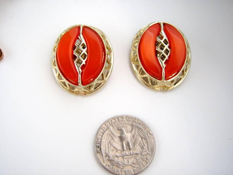 Signierte Goldfarbene Orange Thermoset Ohrringe #571 von Jewelrin