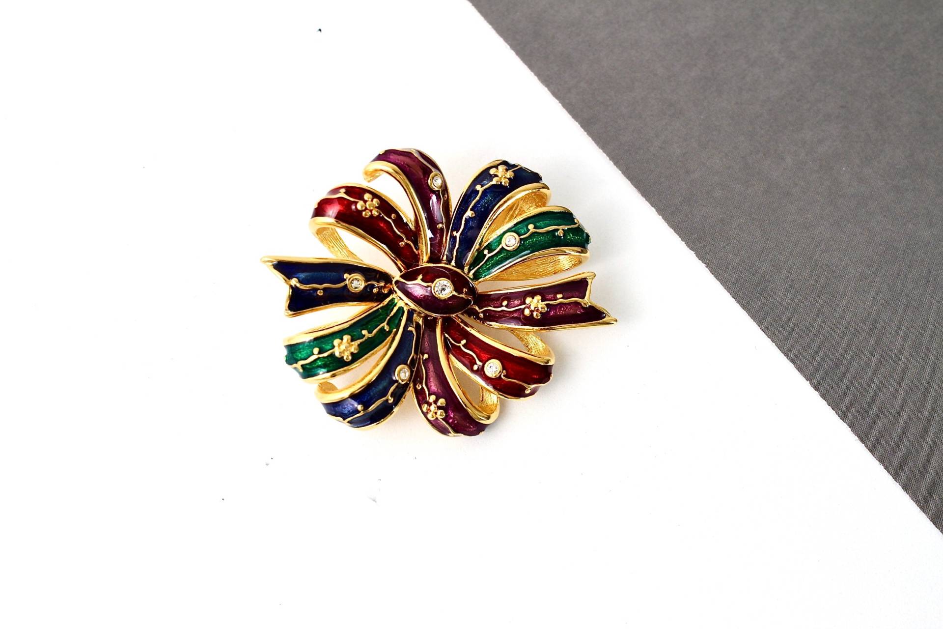 Signierte Joan Rivers Multi-Color Emaille Bow Brosche Mit Strasssteinen #1613 von Jewelrin