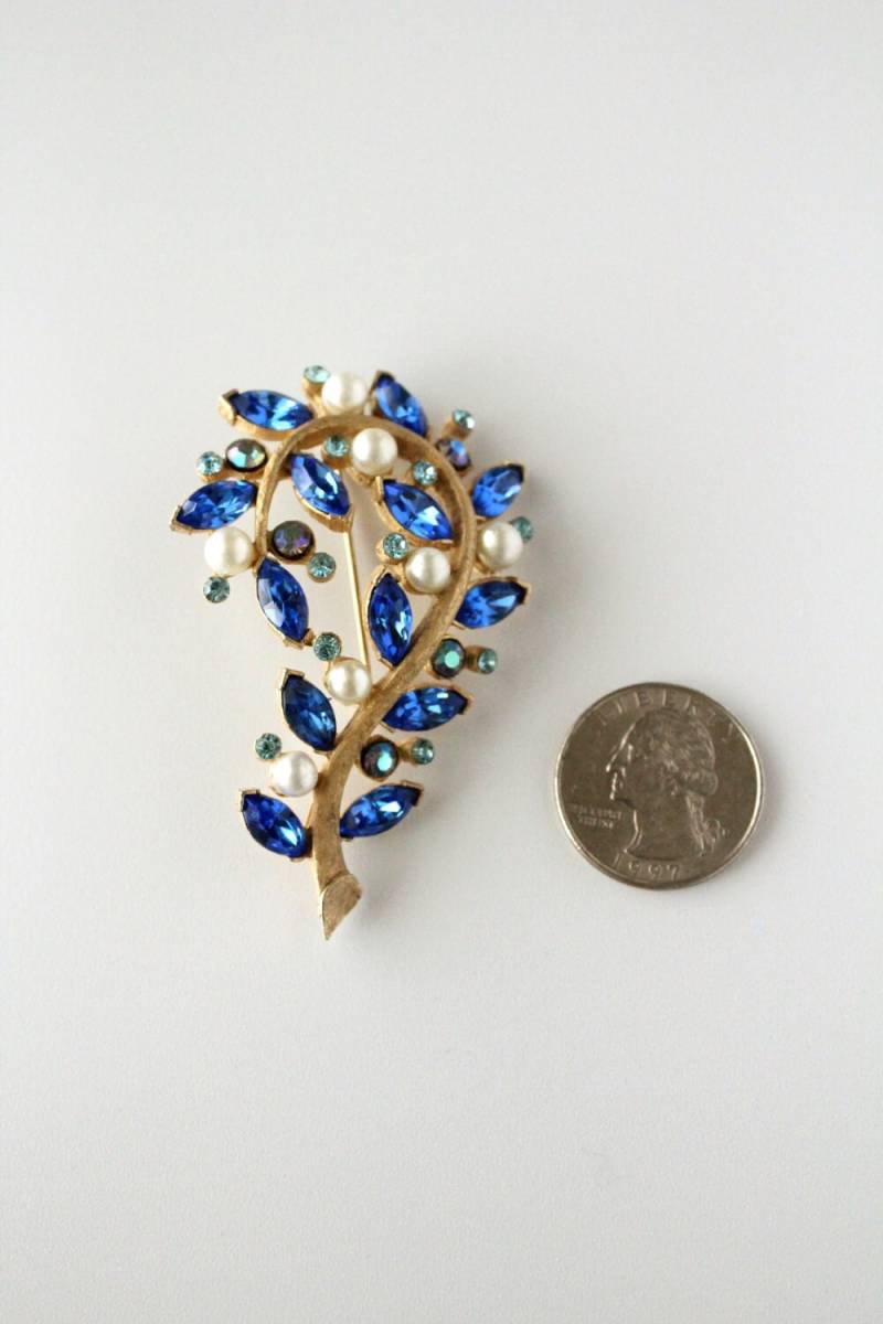 Signierte Kramer Royal Blue Strass & Kunstperlen Floral Brosche #876 Signierte Kramer Royal Blue Strass & Kunstperlen Floral Brosche #876 von Jewelrin