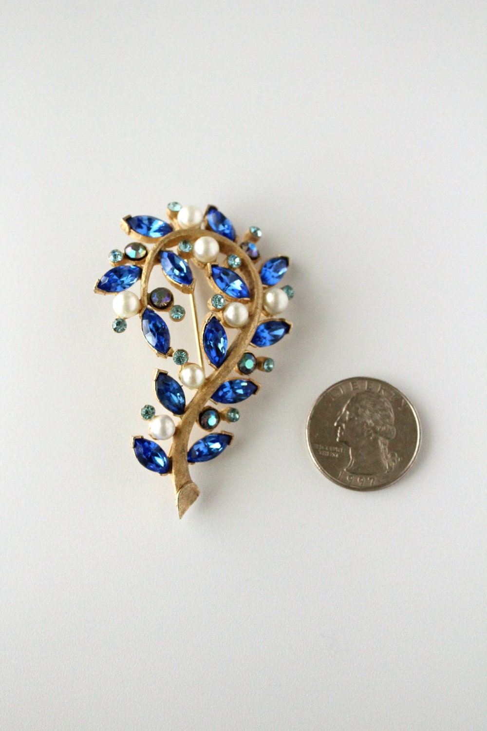 Signierte Kramer Royal Blue Strass & Kunstperlen Floral Brosche #876 von Jewelrin