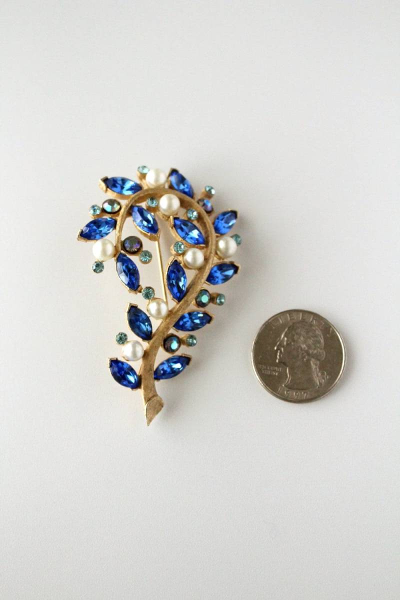 Signierte Kramer Royal Blue Strass & Kunstperlen Floral Brosche #876 von Jewelrin