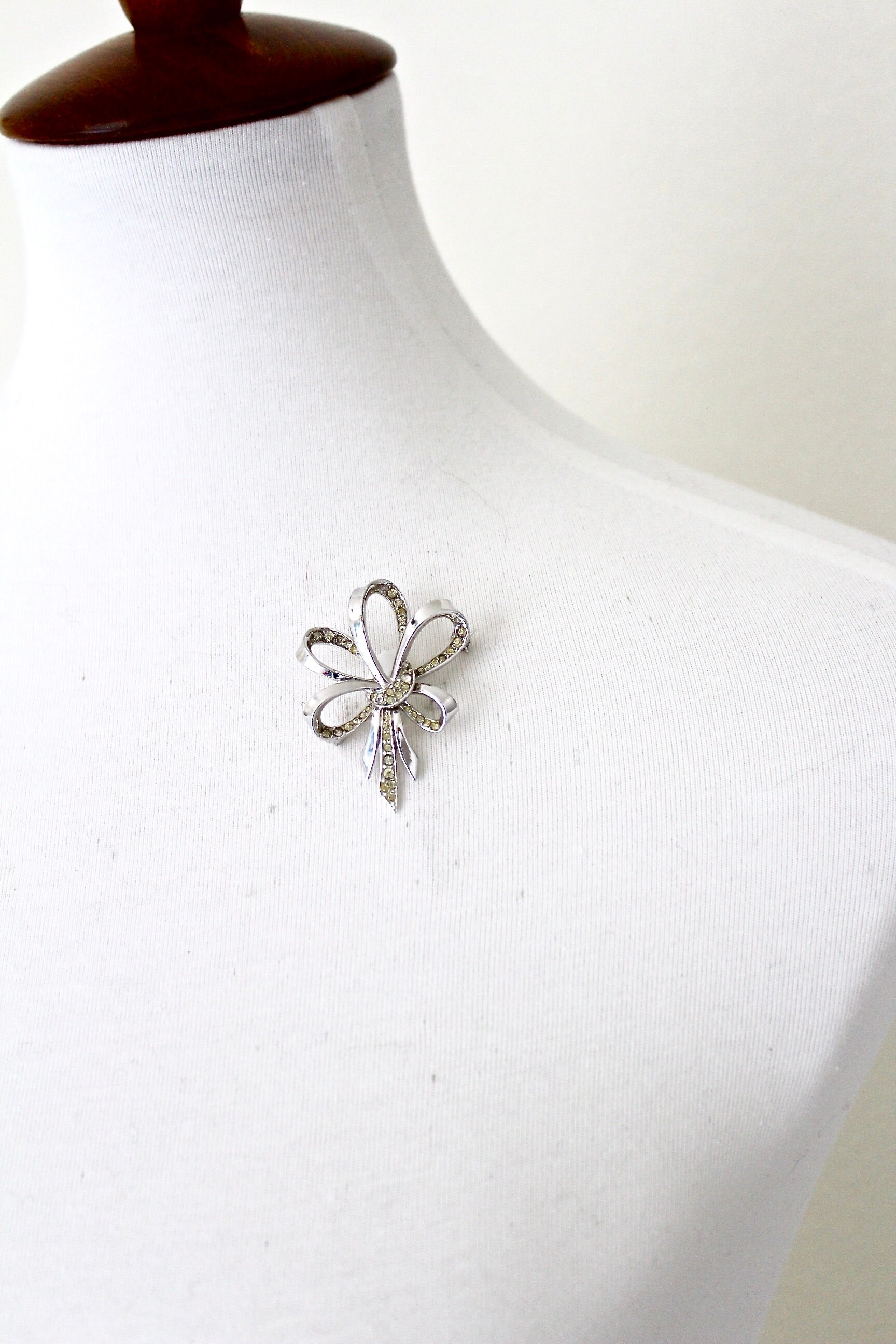 Signierte Marcel Boucher 2071 Vintage Bow 1940Er Brosche Mit Klaren Strass-Steinen #2240 von Jewelrin