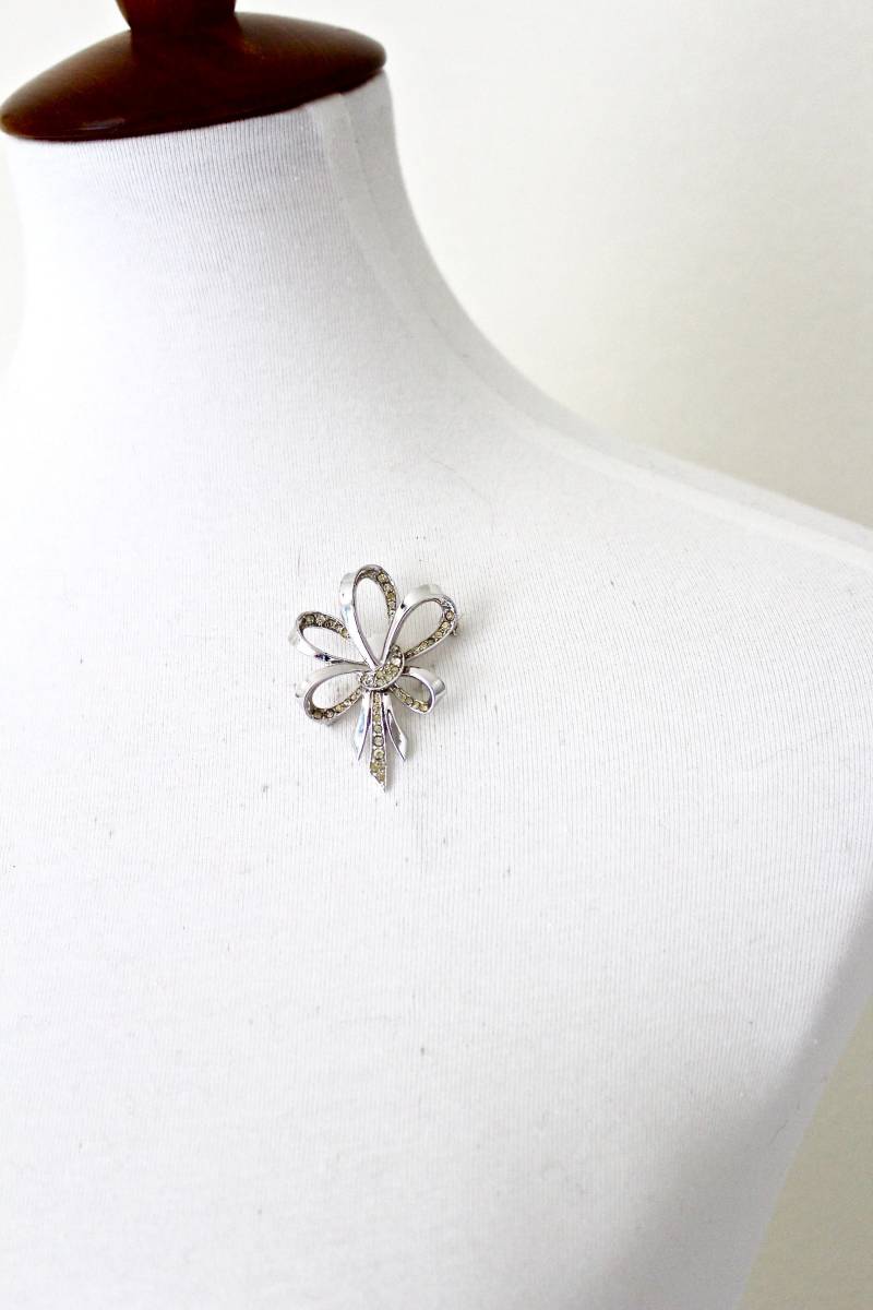 Signierte Marcel Boucher 2071 Vintage Bow 1940Er Brosche Mit Klaren Strass-Steinen #2240 von Jewelrin