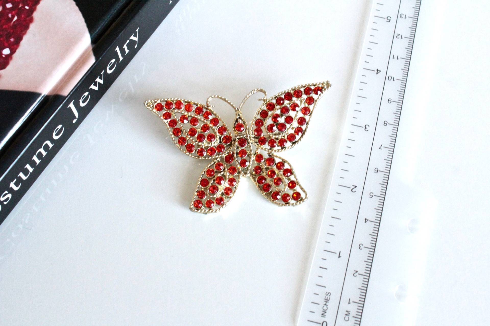 Signierte Weiss Orange Strass Schmetterling Brosche #1208/12 von Jewelrin