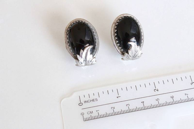 Signierte Whiting & Davis Silber Ton Schwarz Glas Blatt Ohrringe Clip Auf #245 von Jewelrin