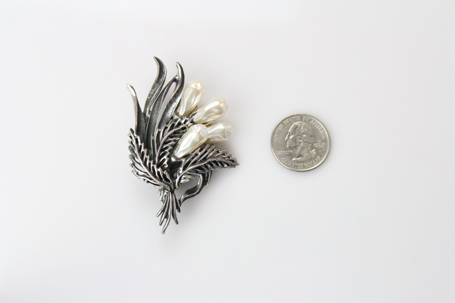 Tortolani Blumen Brosche Mit Faux Barock Perlen 2406 von Jewelrin