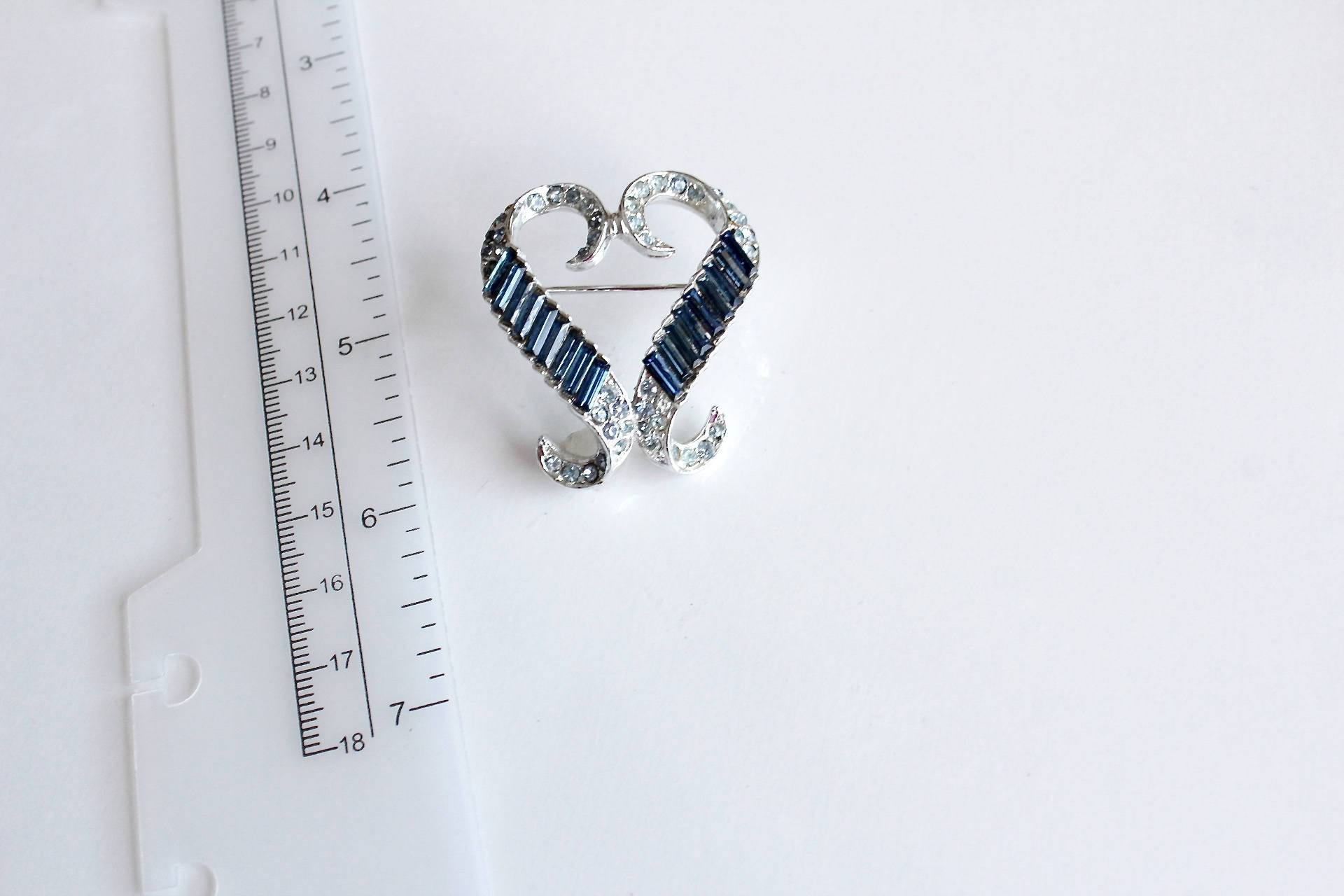 Unsignierte Blaue Strasssteine Herz Brosche #825 von Jewelrin