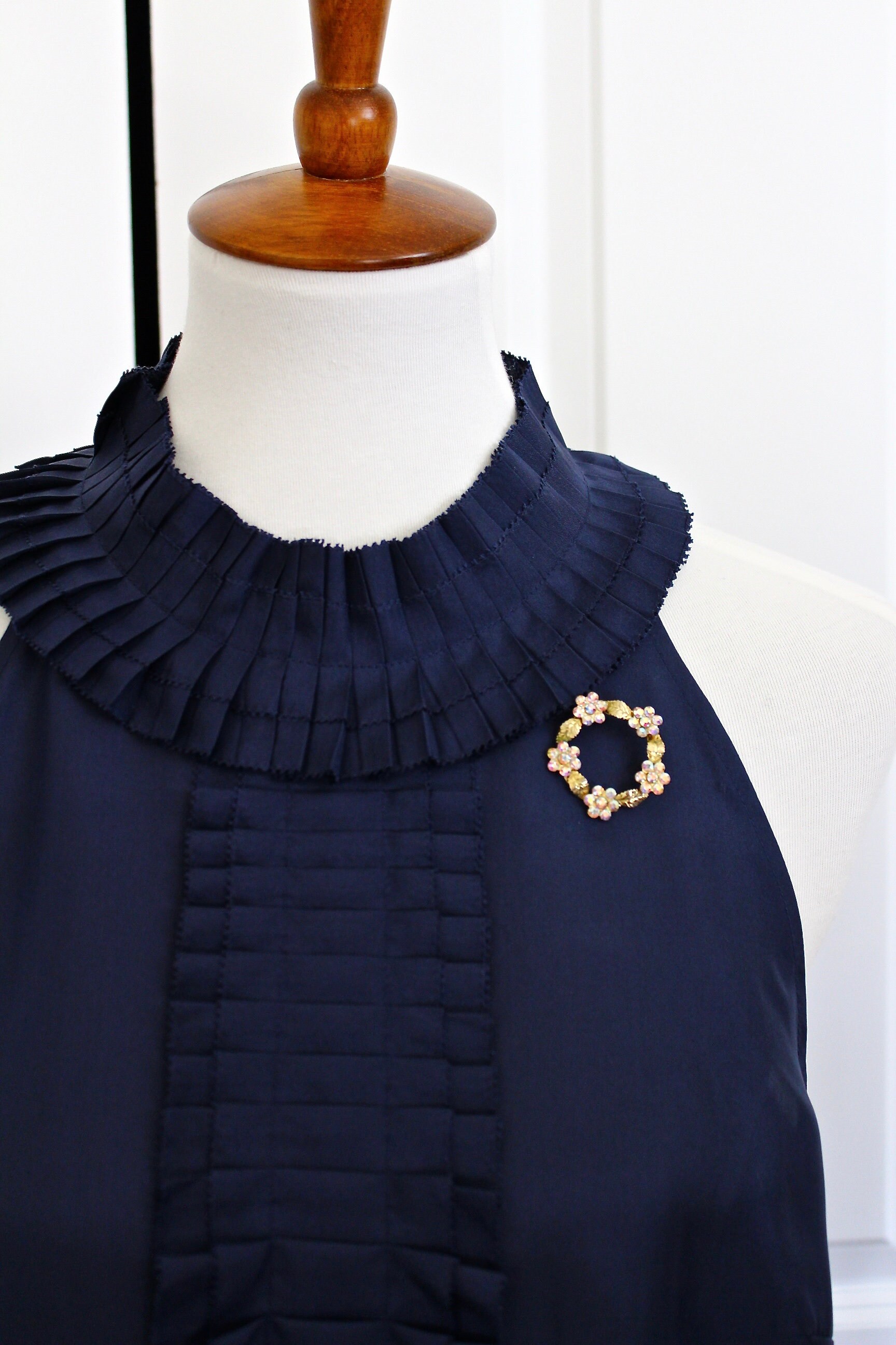 Unsignierte Goldfarbene Blumen Runde Pin Brosche Mit Aurora Borealis Blau Und Rosa Strass #1208 von Jewelrin