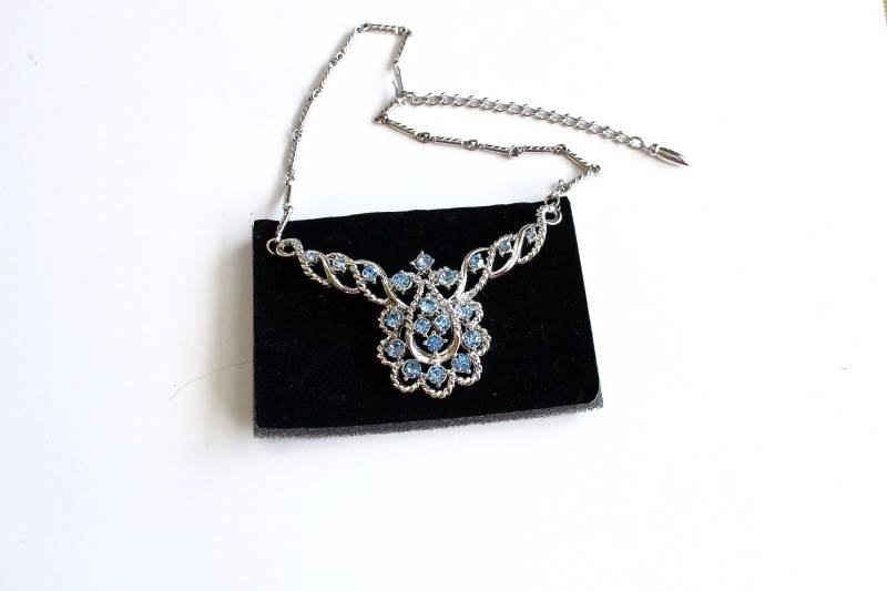 Unsignierte Lisner 1960S Silberfarbene Kette Mit Blauen Strasssteinen #2014 von Jewelrin