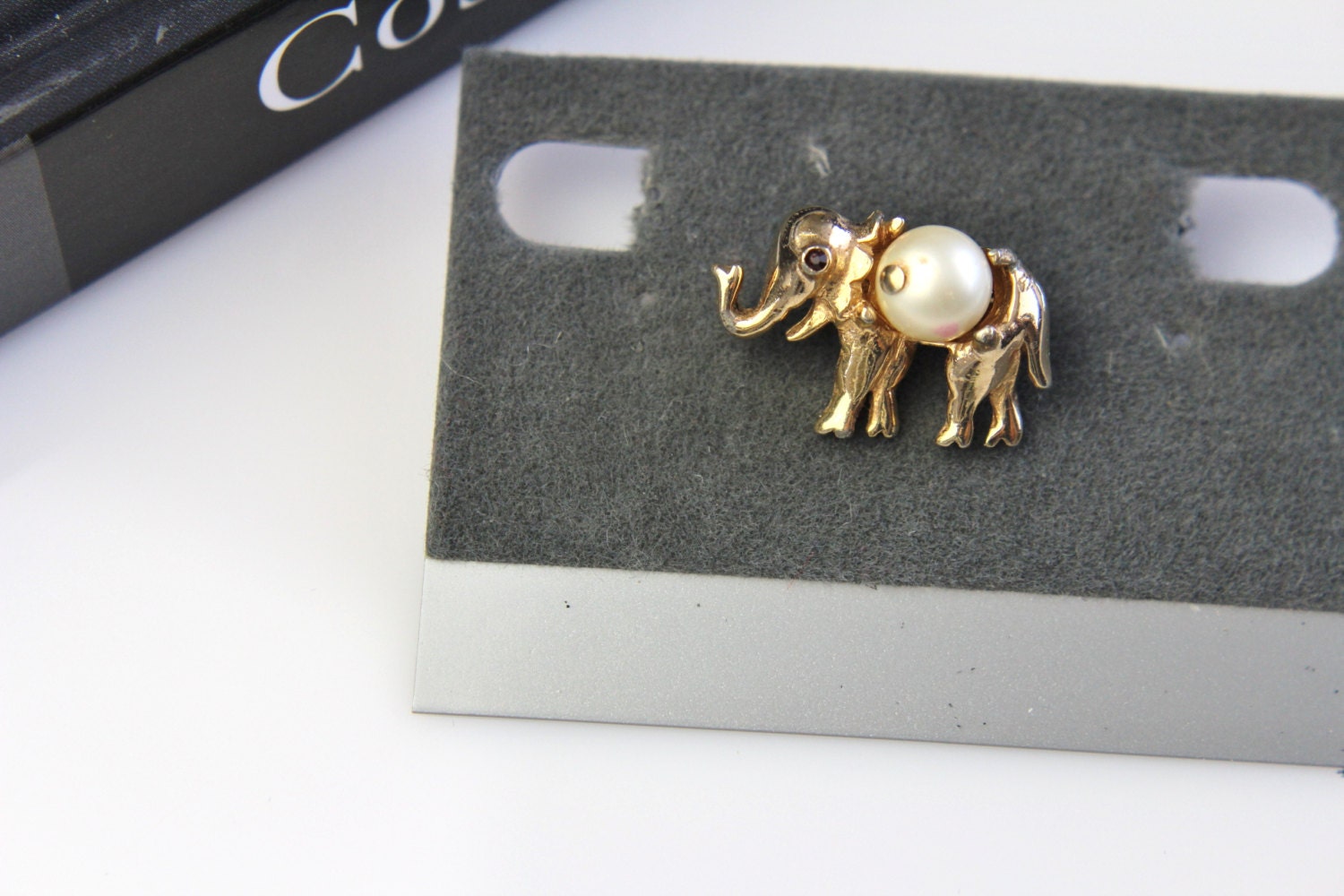 Unsignierte Trifari Kleine Elefant Brosche #614 von Jewelrin