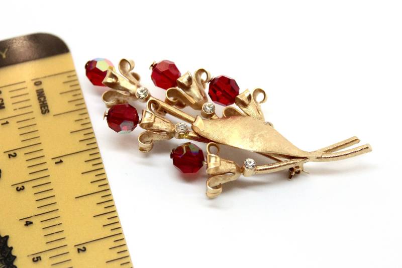 Unsignierte Vintage Maiglöckchen Brosche Mit Roten Und Klaren Strass-Steinen #2991 von Jewelrin